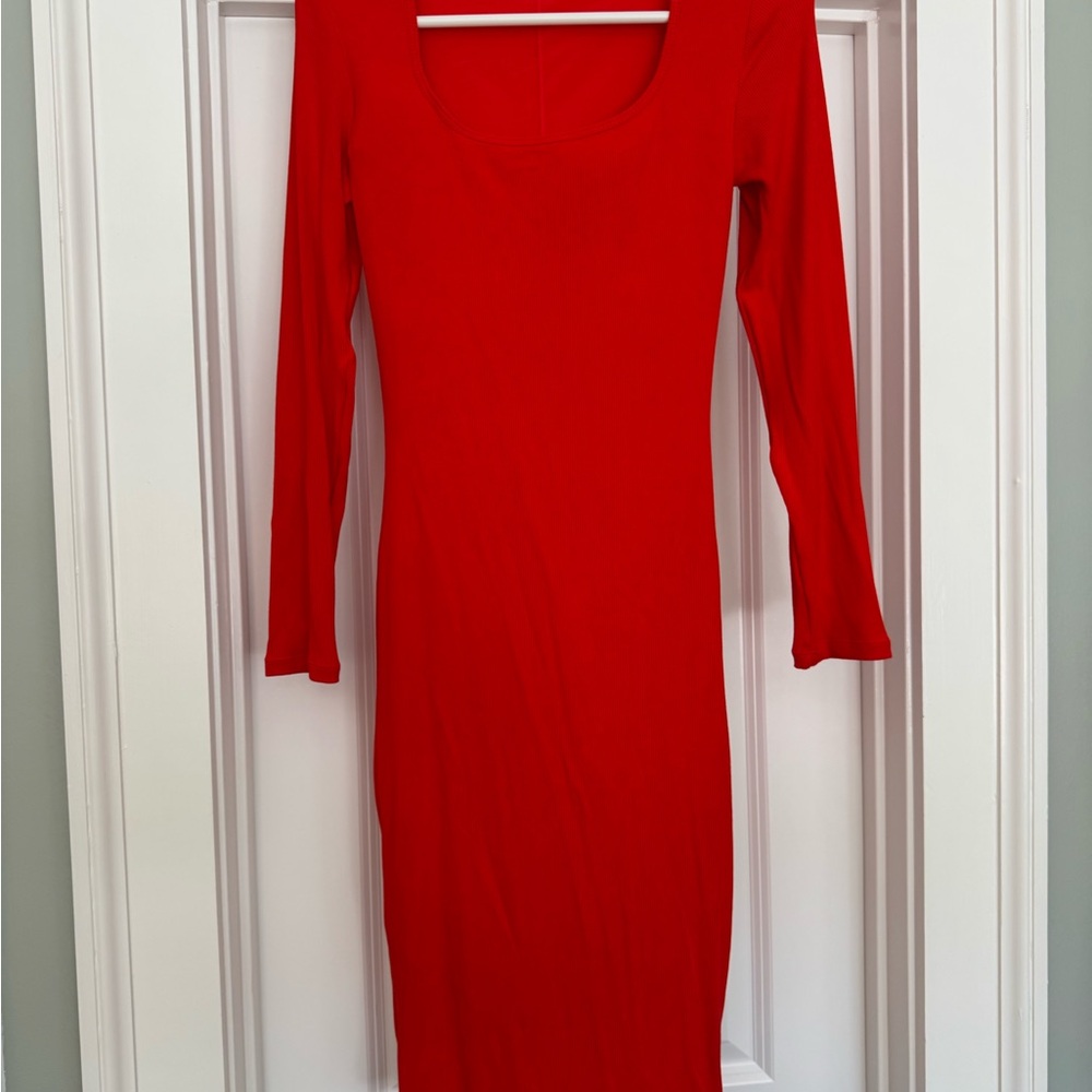 Chic Scarlet Long Sleeve Dress